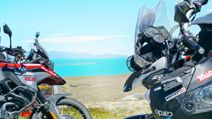 motocykle motul tour na tle jeziora lago argentino